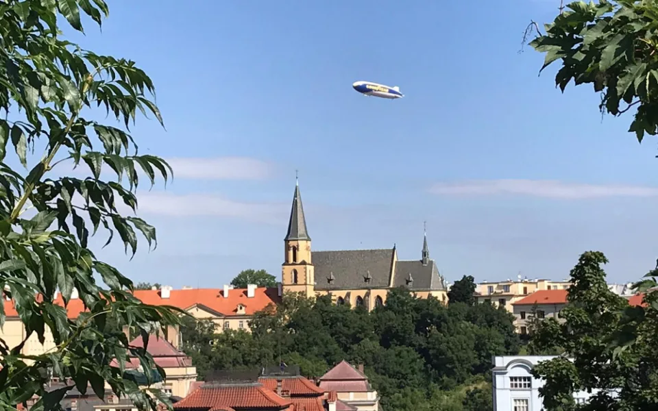 Nad Prahou krouží obří vzducholoď. Je největší svého druhu na světě