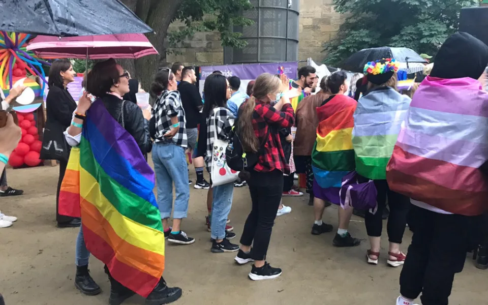 Slavnostního zahájení Prague Pride se účastní stovky lidí. Radost jim nezkazil ani déšť