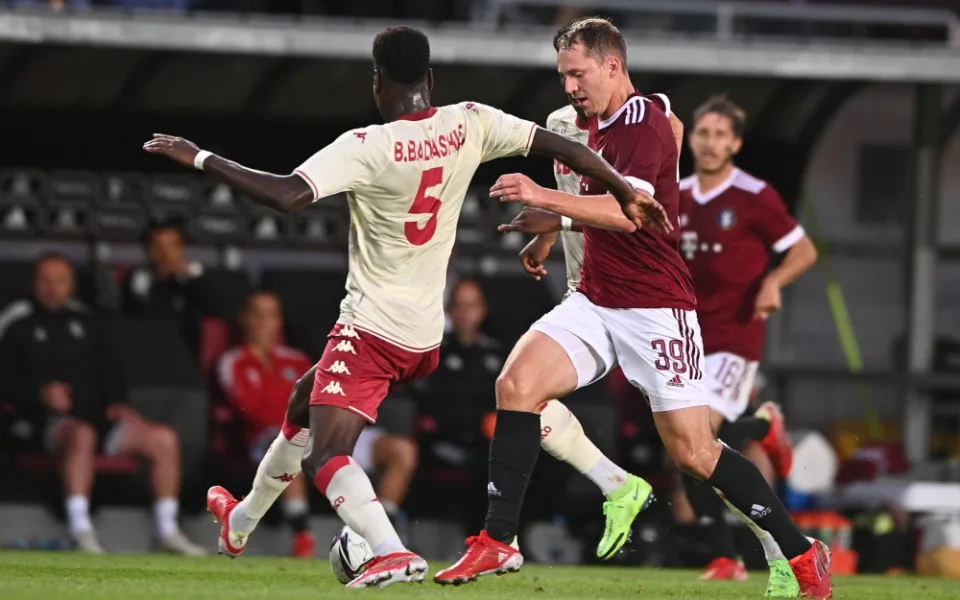 Sparta v úvodním utkání třetího předkola Ligy mistrů podlehla Monaku 0:2. Utkání provázelo rasistické skandování