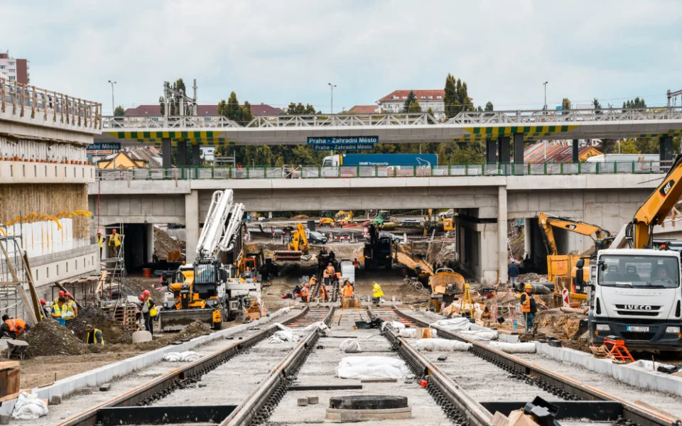 Na Zahradní Město bude možné dojet vlakem i autobusem. Podívejte se, jak vypadá výstavba přestupního temrinálu