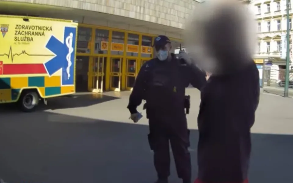 Vandal na Florenci poničil zaparkovanou sanitku. Zdravotníci zrovna pomáhali druhým