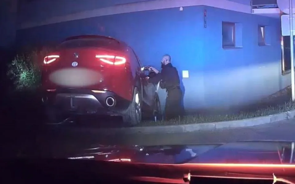 Recidivista ujížděl policistům v kradeném autě. Neměl řidičák, odmítl test na drogy a naboural panelák