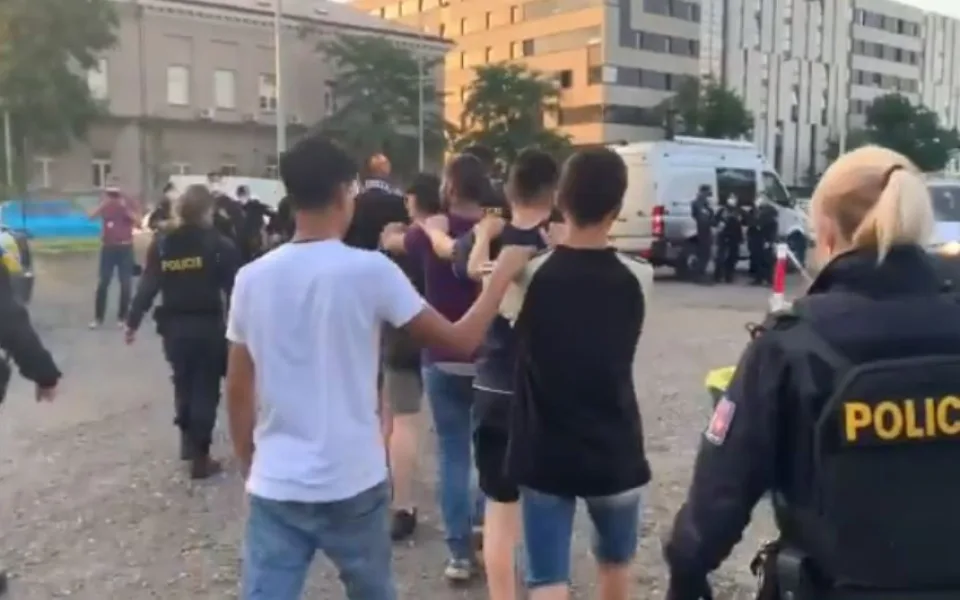 Při policejní honičce v Praze havarovala dodávka. Vyběhly z ní desítky migrantů, pátrá po nich policie