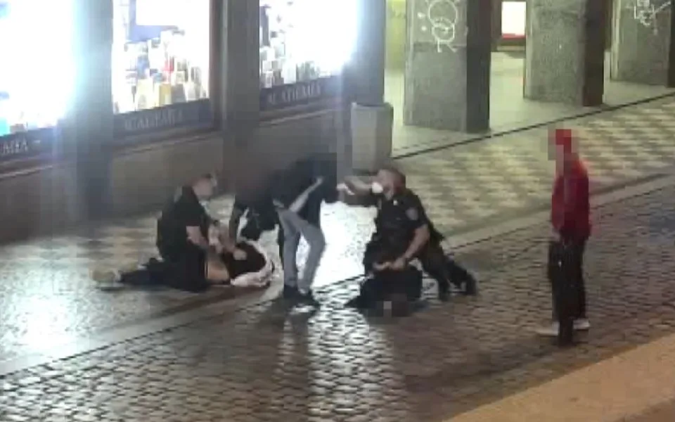 Cizinec zbil muže v centru Prahy. Nelíbilo se mu, jak vypadá