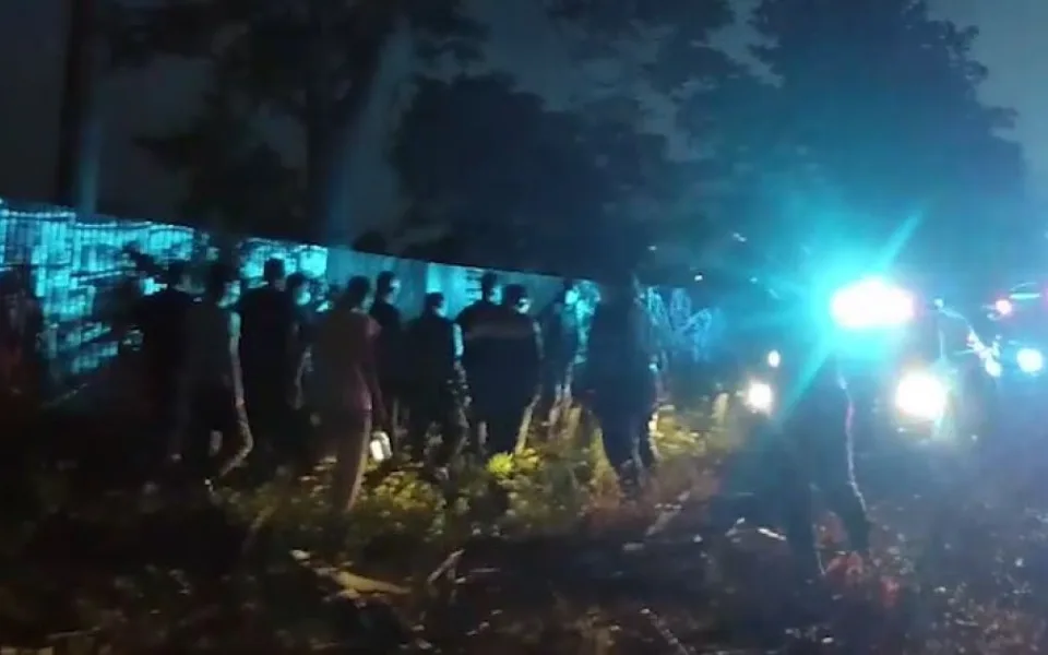 Policie zveřejnila video ujíždějící dodávky s migranty, která dnes havarovala v Praze