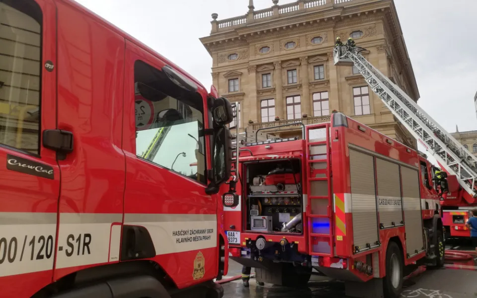 Národní divadlo pod proudem vody. Hasiči připomněli 140 let od velkého požáru