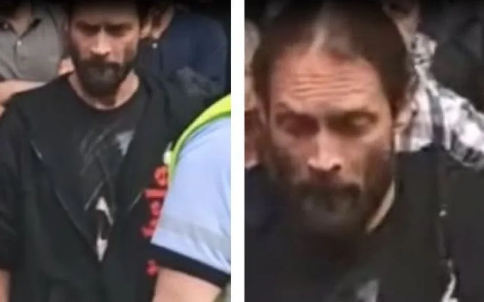 Muž na demonstraci zaútočil na policisty. Ti po něm nyní pátrají
