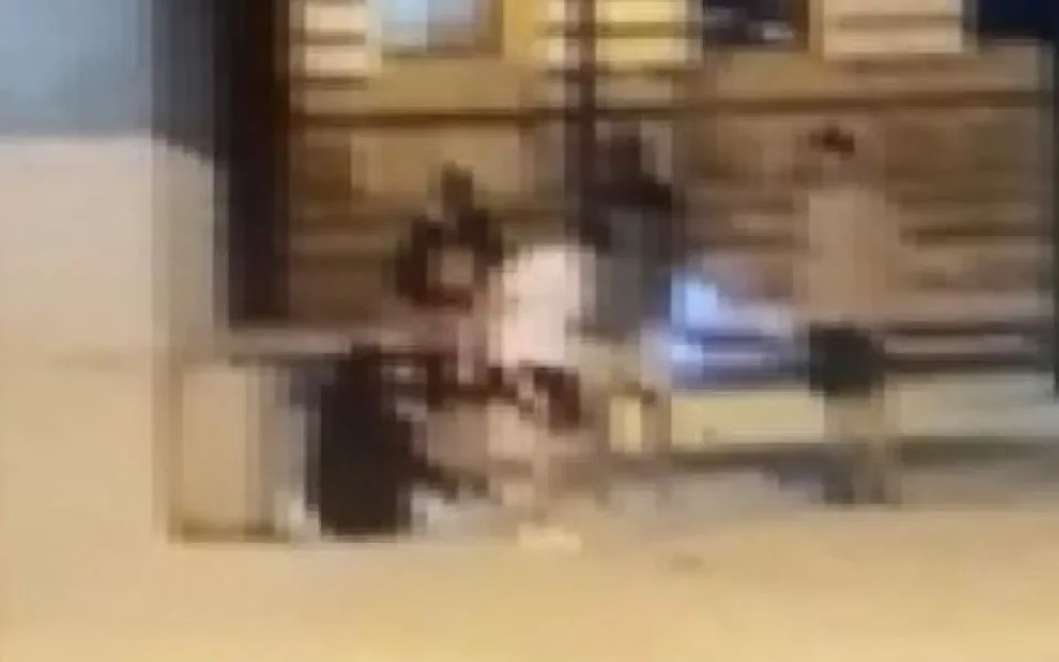 Mladíci se bavili rozbíjením okolí Národního divadla. Jeden skončil s pouty na rukou na záchytce