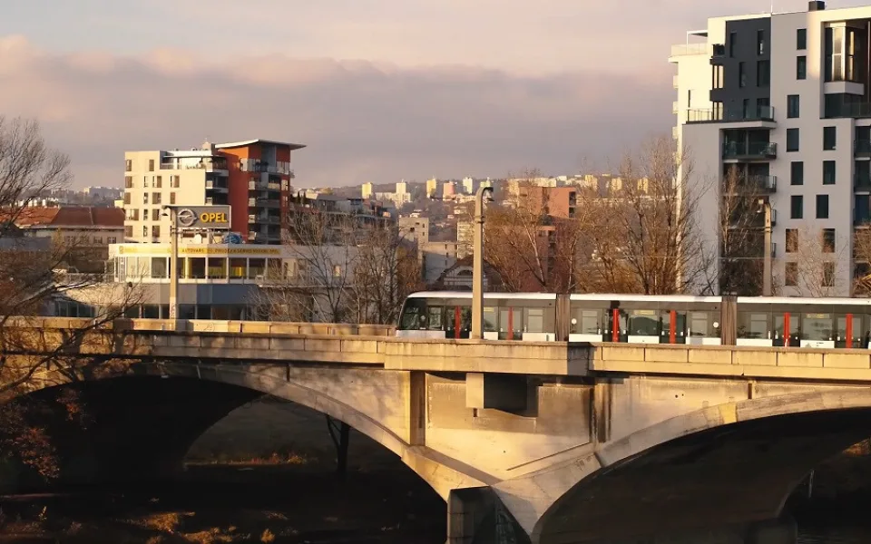 Světla na Libeňském mostě sama regulují svou intenzitu podle dopravy