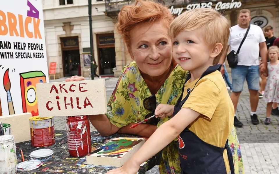 Herečka Simona Stašová jako patronka Akce cihla přišla podpořit prodej cihel do ulice Na Příkopě