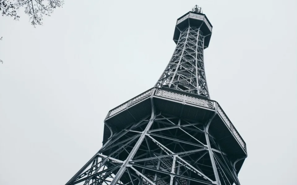 Pražská Eifelovka slaví. Petřínská rozhledna nabízí unikátní výhledy na Prahu již 130 let