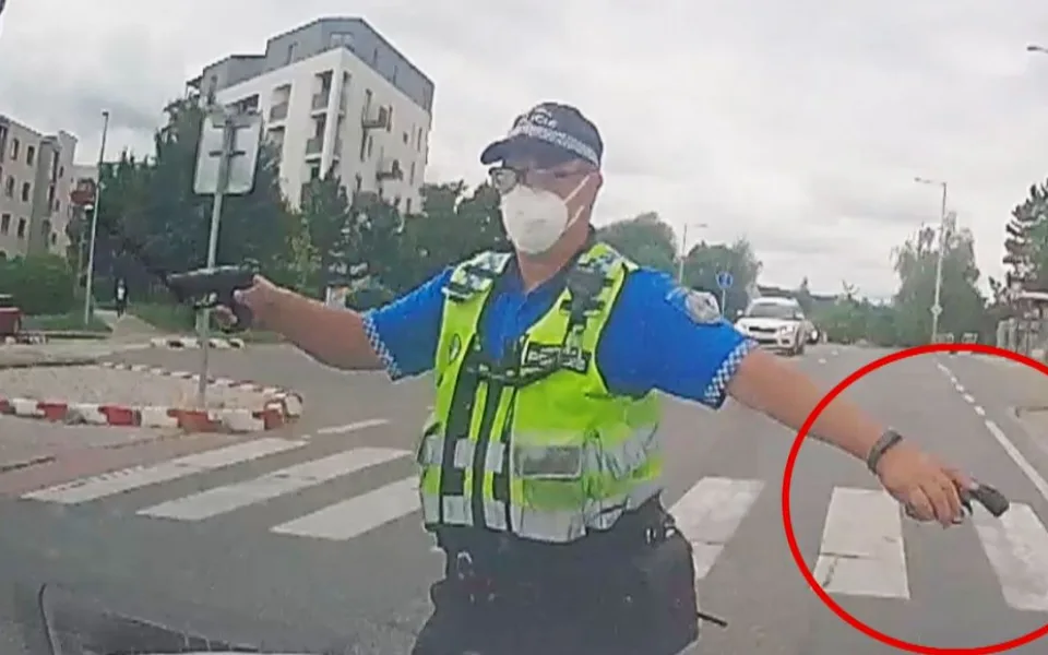 Kovboj v Praze močil u zastávky. Když ho strážník napomenul, muž na něj namířil zbraň