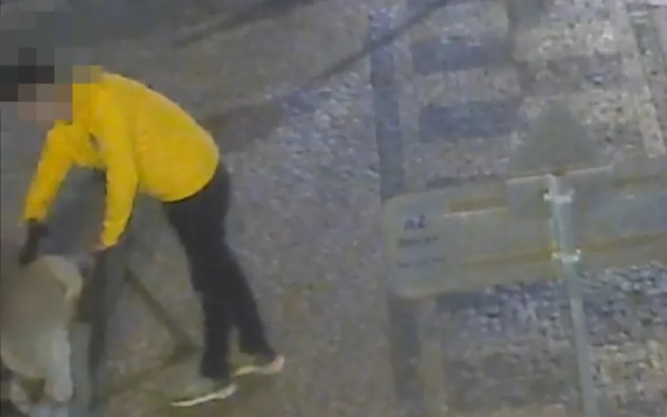 Zloděj v centru Prahy okradl spícího muže