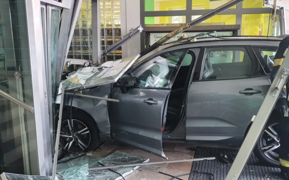 Řidič v Praze vjel na chodník, autem srazil malého chlapce a skleněnou výplní vjel do budovy