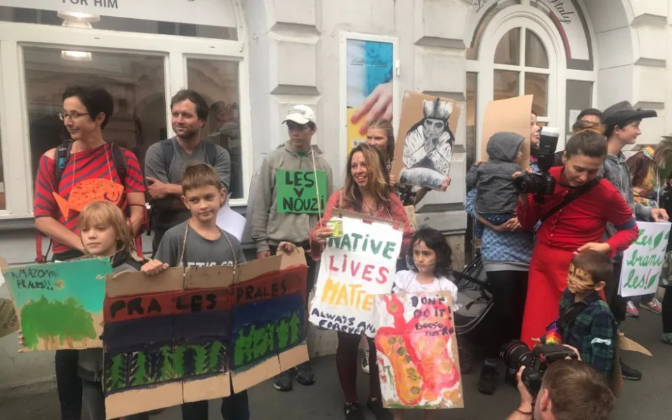 Asi dvacet protestujících dnes v centru Prahy podporovalo domorodce z Amazonie