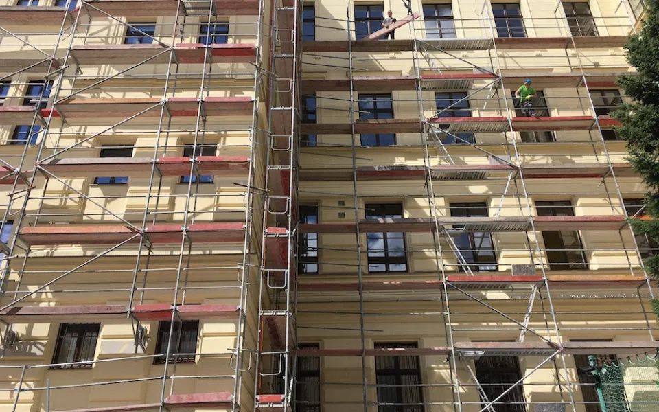 Nová okna či hřiště. Některé školy v Praze 2 přivítají žáky v novém