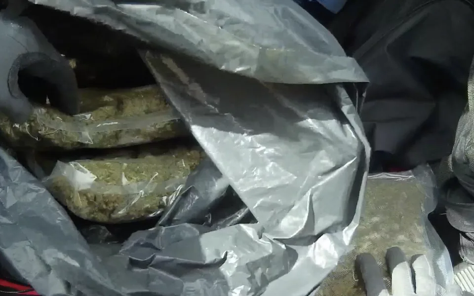 Policisté našli v kufru auta ve Vysočanech téměř kilo a půl marihuany
