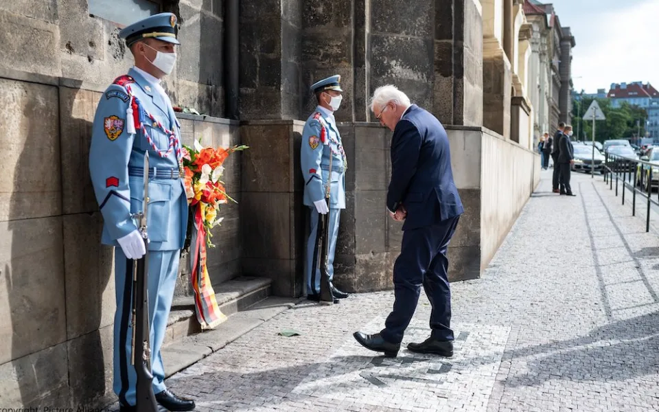 Steinmeier navštívil památník československých výsadkářů. Jako první německý prezident