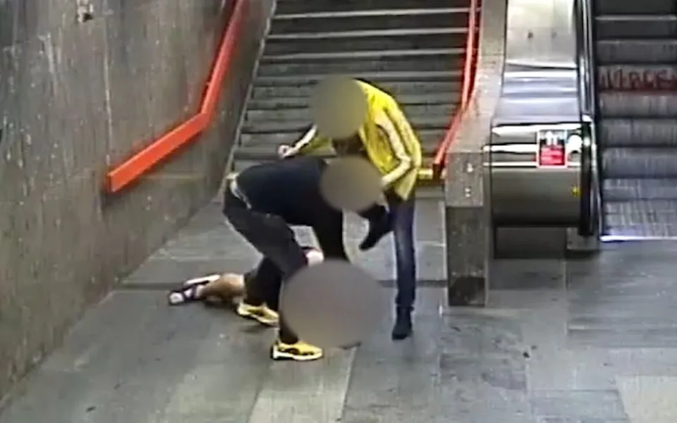 Cizinci napadli muže v metru, dupali mu na hlavu a okradli ho. Za dva dny už byli v rukou policie