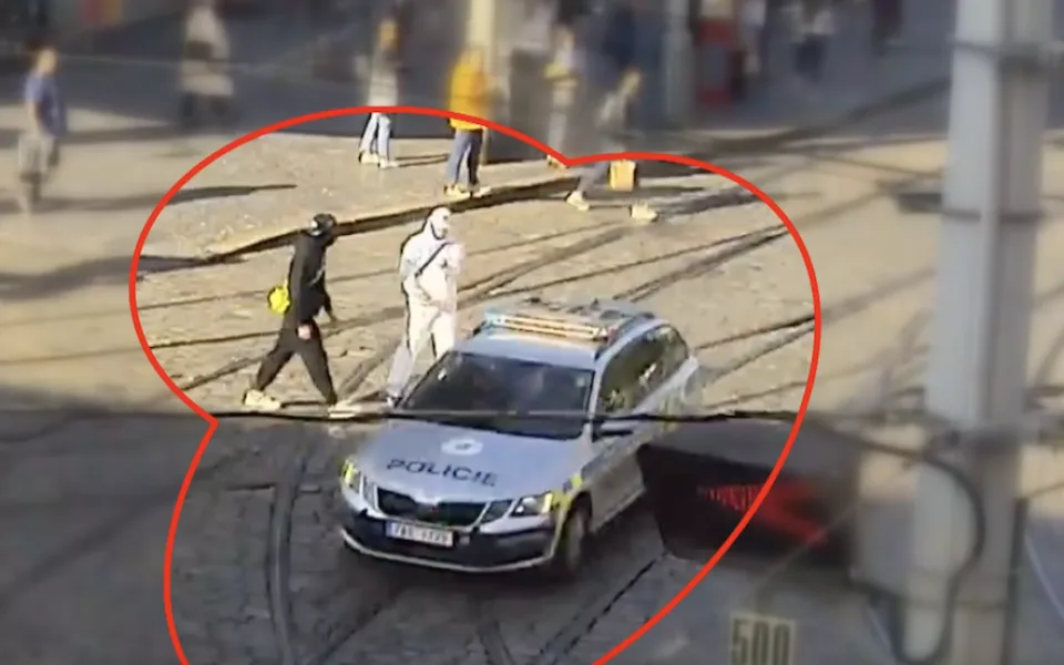 Mladíci si natáčeli strážníky na telefon. Nakonec skončili s pepřákem v očích