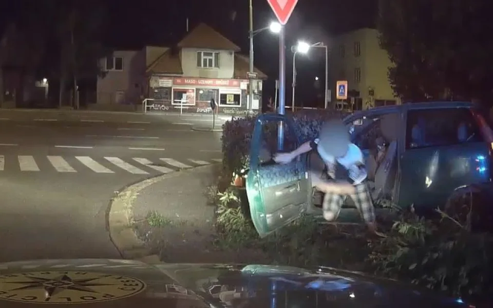 Mladík ujížděl před policisty. Nezastavily ho ani varovné výstřely