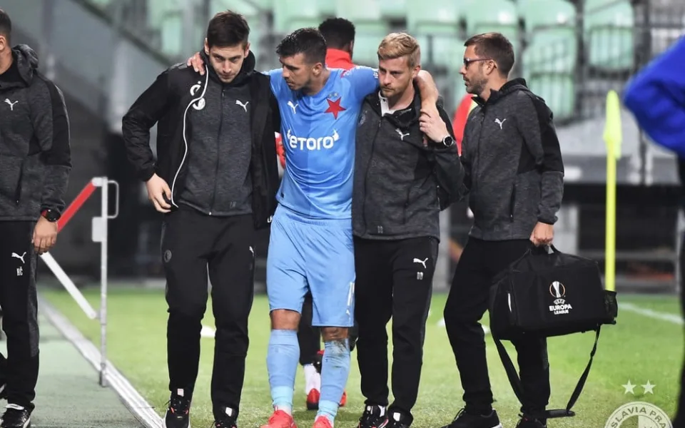 Ztráta bodů, zraněný Kúdela a dvakrát ošetřovaný Kolář. Karviná Slavii pořádně zatopila