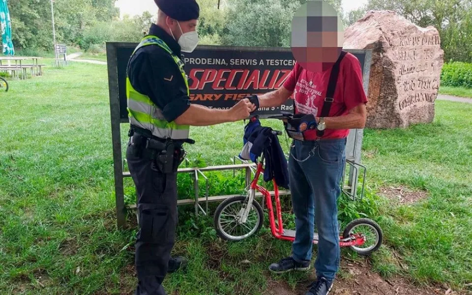 Děda jel děsně pomalu, řekla strážníkům sedmiletá dívka, která ujela seniorovi na kole