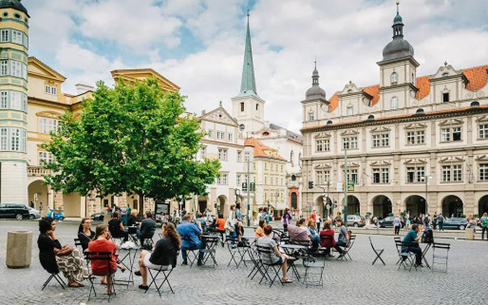 Lidé mohou dále vyžívat stolky a židle v ulicích Prahy, rozhodli radní