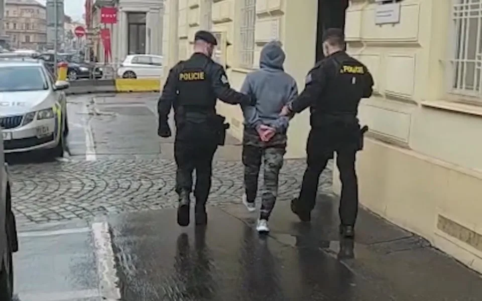 Policie zadržela ženu, která vyhrožovala bombou na nádraží. Hrozí jí tři roky ve vězení