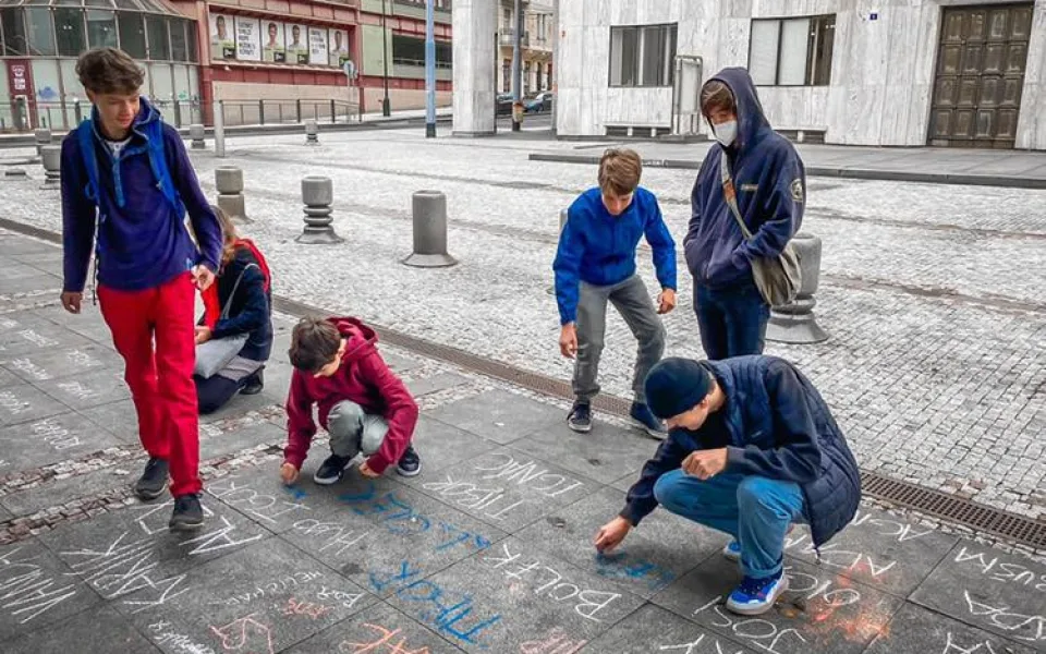 Nejsme čísla! Studenti v Praze demonstrovali, aby se kvůli covidu už nezavíraly školy