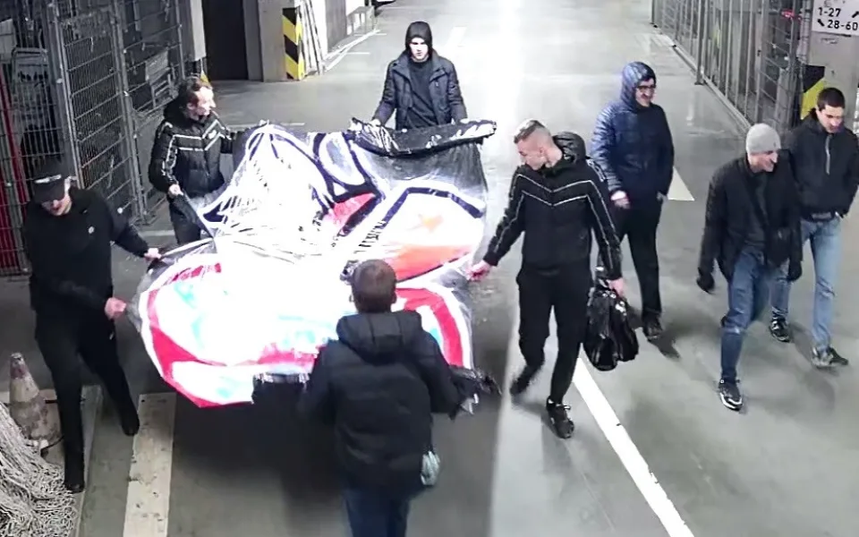 Kamara - just a nig*er! Policie má dva z autorů rasistického vzkazu