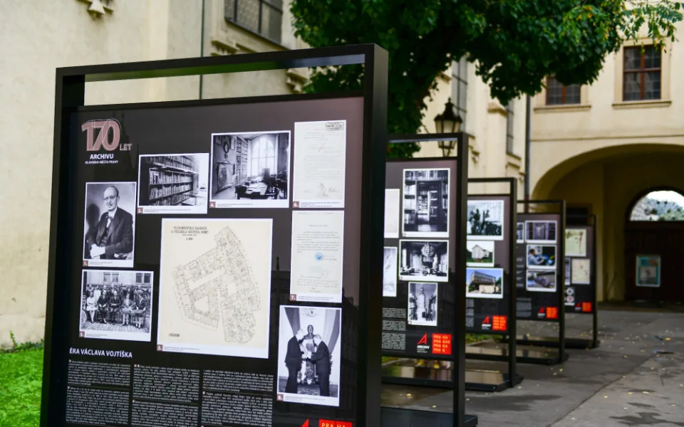 Městský archiv oslavuje 170 let od svého založení venkovní výstavou