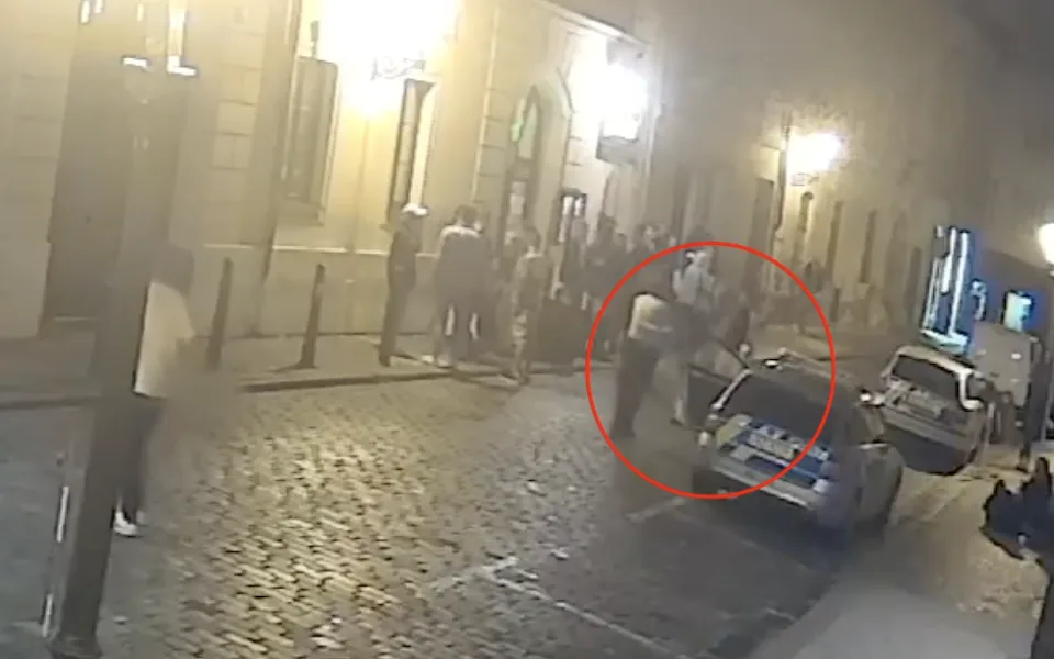 Mladík vystřelil do vzduchu na ulici plné lidí. Byl pod vlivem drog