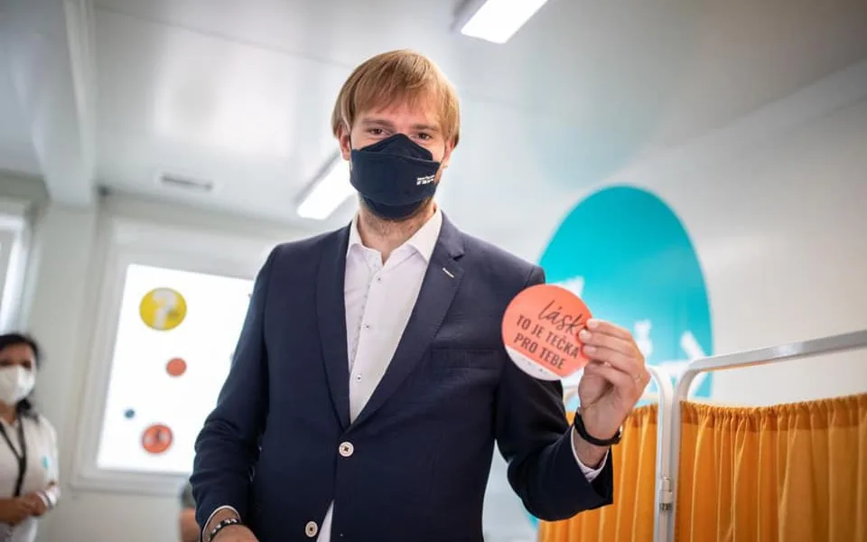 Očkovací centra v obchodních domech budou fungovat minimálně do října, říká ministr Vojtěch