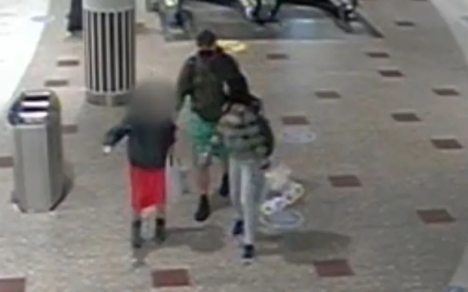 Dvojice nabídla seniorce pomoc s nákupem. Ta později zjistila, že jí chybí peníze a platební karty