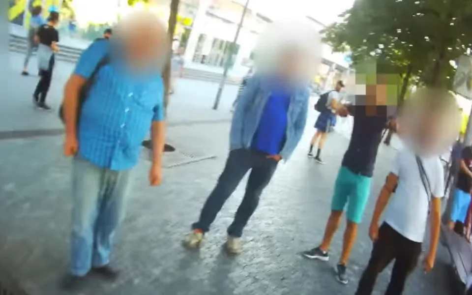 Muž s obličejem od krve tvrdil, že spadl na zem. Pak vynadal strážníkům a nakonec jednoho udeřil