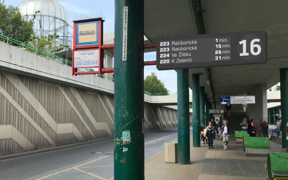 Terminál na Černém Mostě se dočká úprav. Vzniknou digitální panely i nové osvětlení