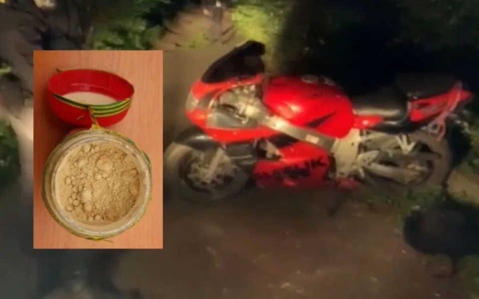 Motorkář bez řidičáku ujížděl policistům na motorce s kradenými značkami. V batohu měl kilo pervitinu