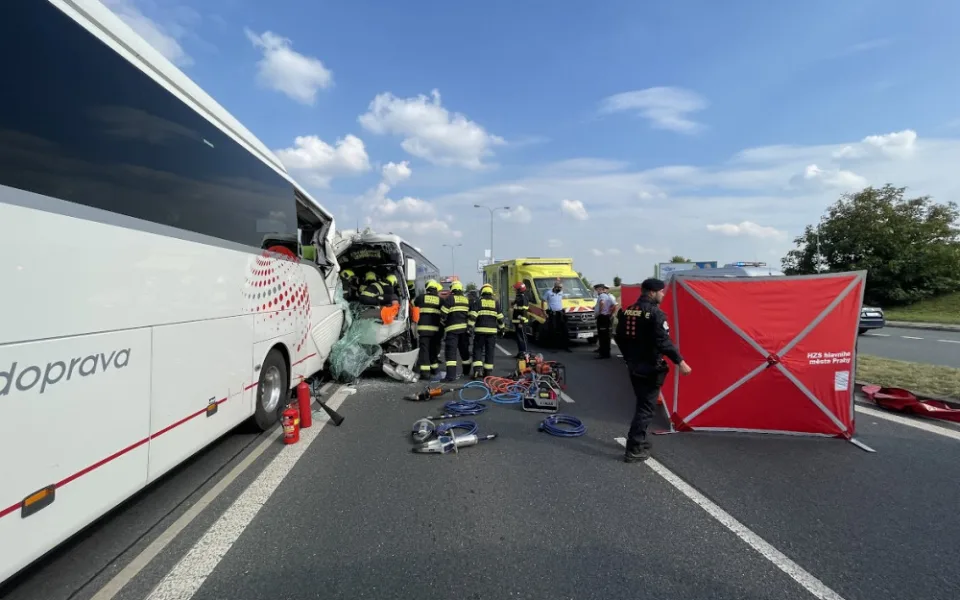 Vážná nehoda dvou autobusů uzavřela silnici ve směru na Pražský okruh