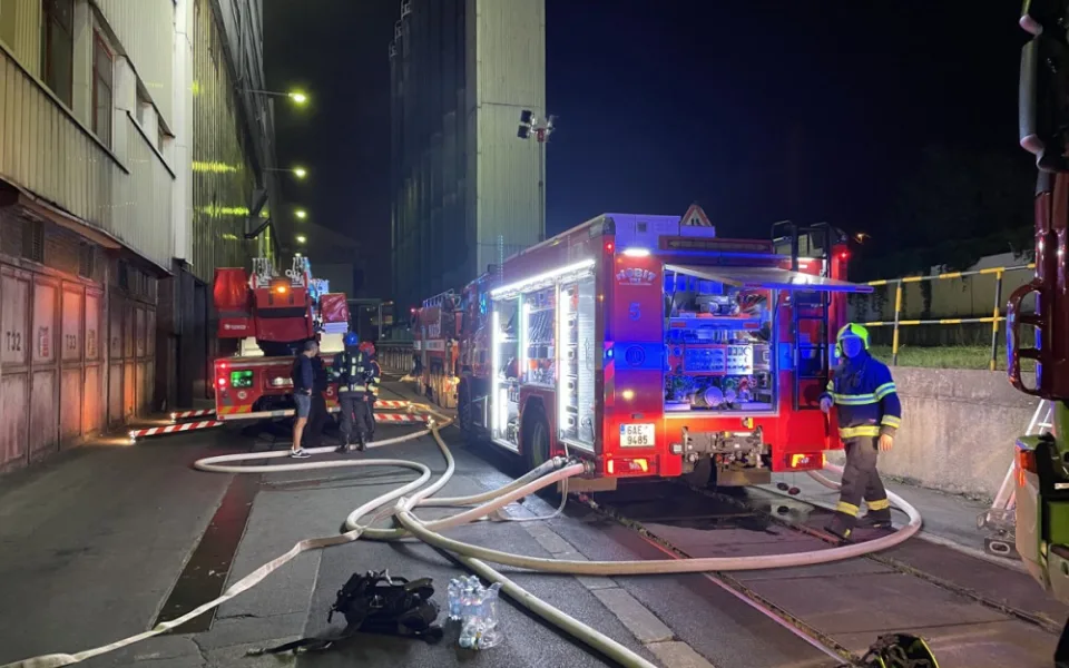 Při požáru v Praze hasiči evakuovali 24 osob. Byl vyhlášen druhý stupeň poplachu