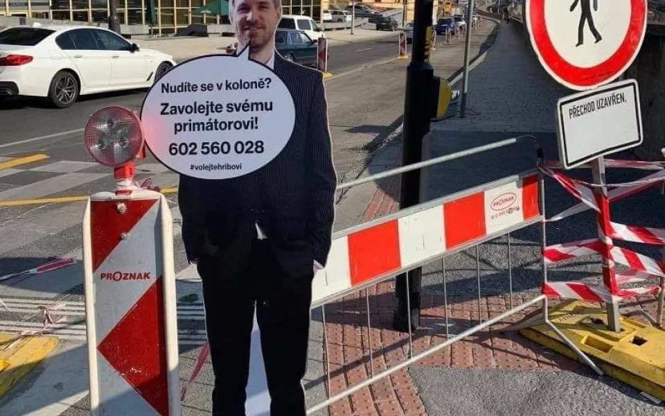 Nudíte se v koloně? Zavolejte svému primátorovi! U největších kolon v Praze někdo rozmístil podobizny Hřiba