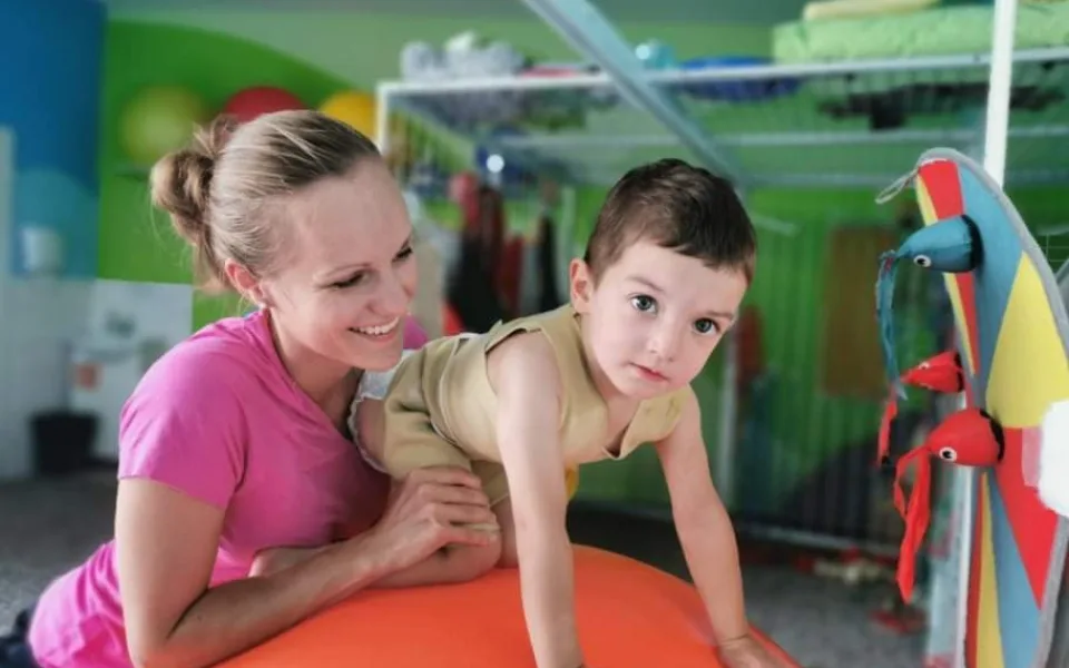 Tříletý Honzík se před rokem topil v jezírku, jako zázrakem přežil. Věříme, že zase začne chodit a mluvit, říká maminka Kamila