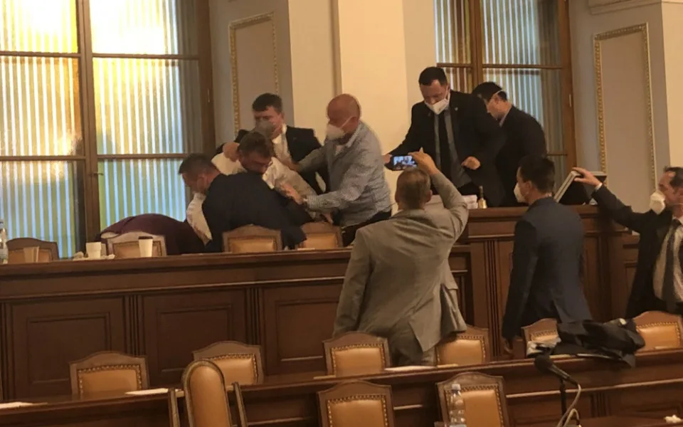 Volného ze Sněmovny dnes museli vykázat. V debatě o odvolání Lipovské z Rady ČT odmítl opustit řečniště