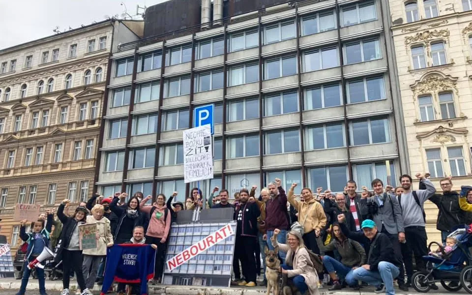 Na podporu zachování brutalistní budovy v Praze se sešly desítky lidí