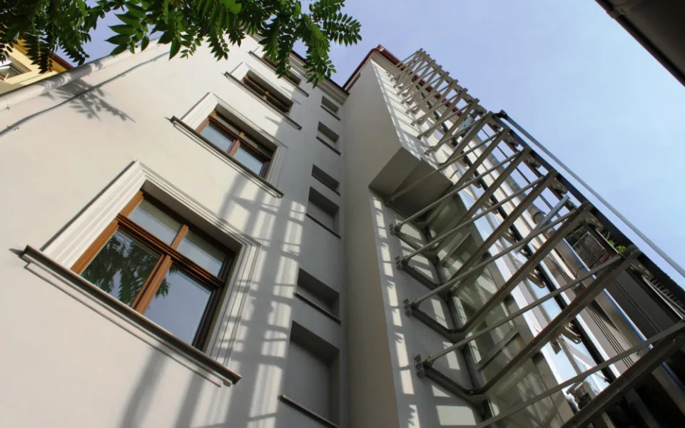 Praha 7 opravila chátrající bytový dům v Dobrovského ulici. Rekonstrukce stála bezmála 42 milionů