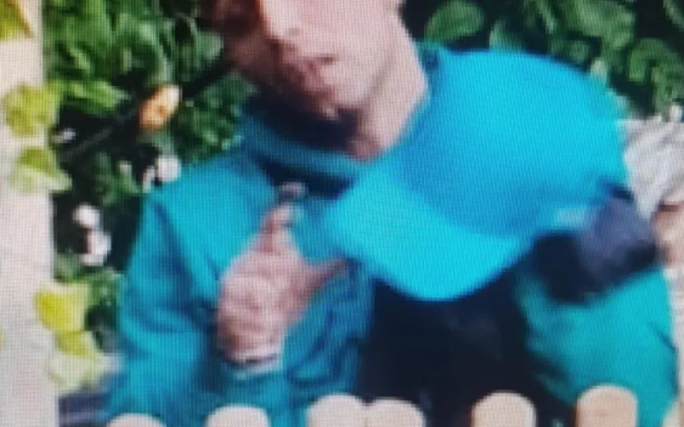 Zloděj se snažil vloupat do bytu. Když zjistil, že je majitel doma a fotí si ho, utekl