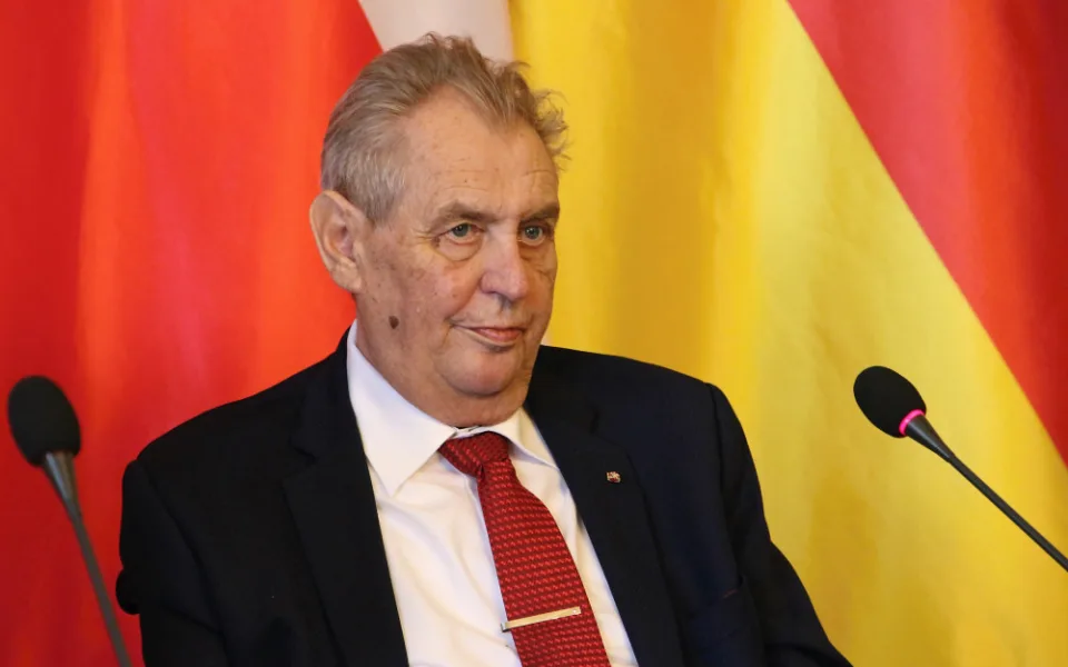 Prezident Zeman zůstává v nemocnici osmý den. Navštívila ho manželka Ivana i kancléř Mynář