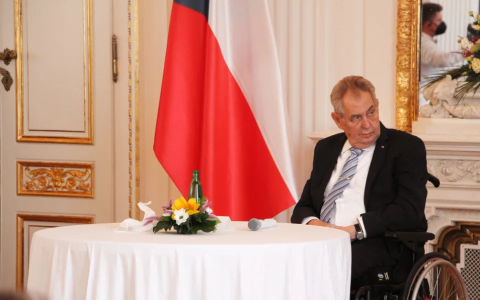 Miloše Zemana propustili z nemocnice. Strávil v ní osm nocí