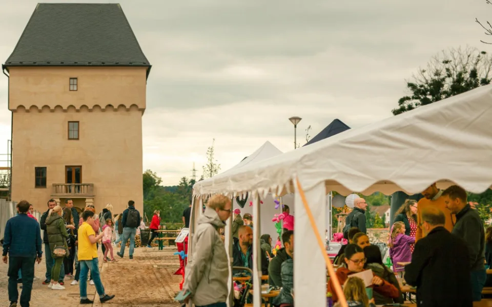 Zrekonstruovanou historickou tvrz v Nových Královicích si poprvé mohla prohlédnout veřejnost