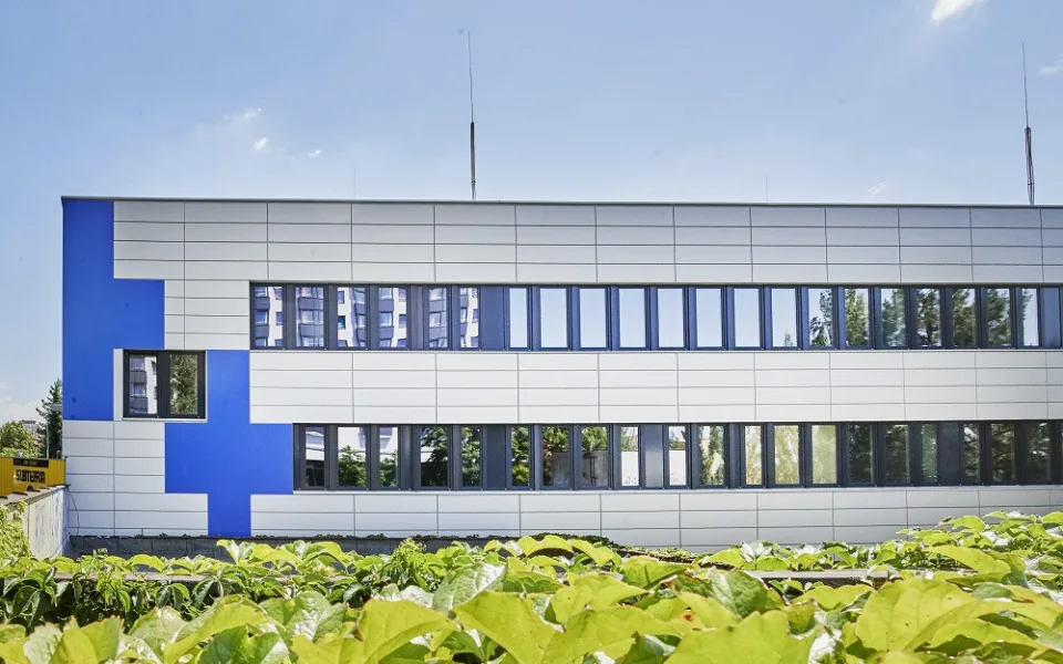 Malešická poliklinika se dočkala nového vzhledu. Rekonstrukce stála přes 300 milionů